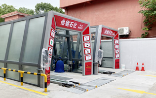 寧波余姚石化陽明西路站選配林頓FX11系列隧道式洗車機2套！加油免費洗車，讓利于民，讓老百姓享受到真正的實惠！